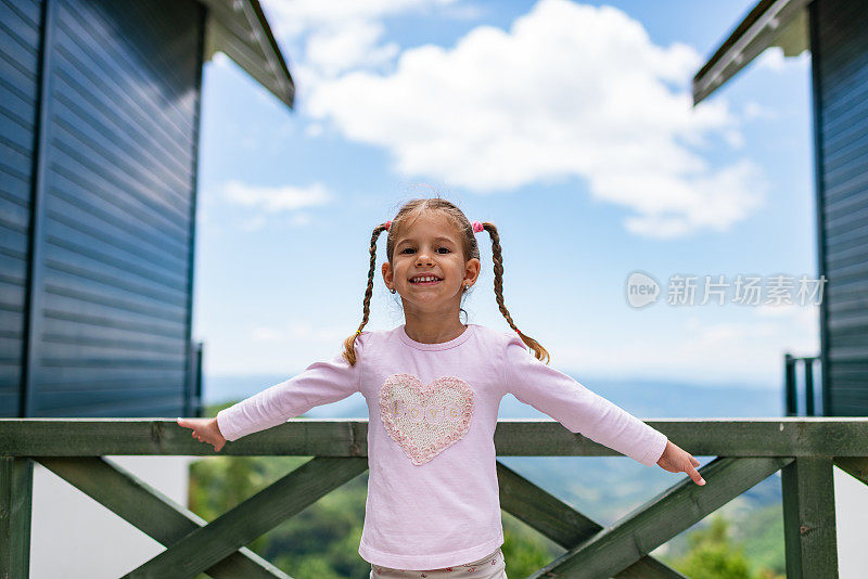 美丽女孩享受大自然