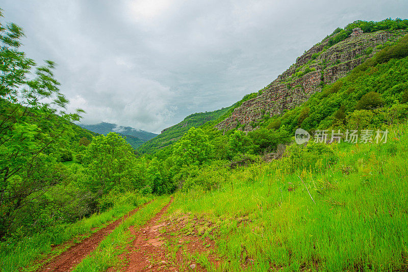 蜿蜒的道路在老山或斯达拉平原的乡间穿行