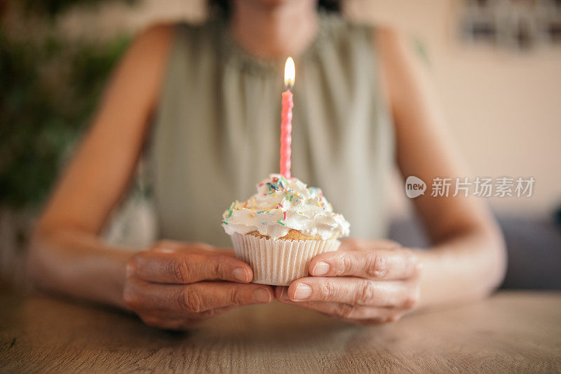 独自在家庆祝生日的女人