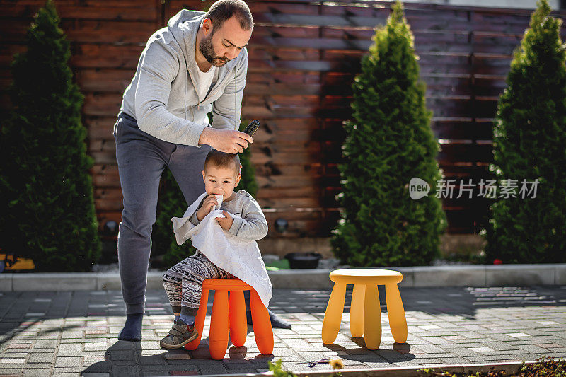 幼童在一级防范禁闭期间理发