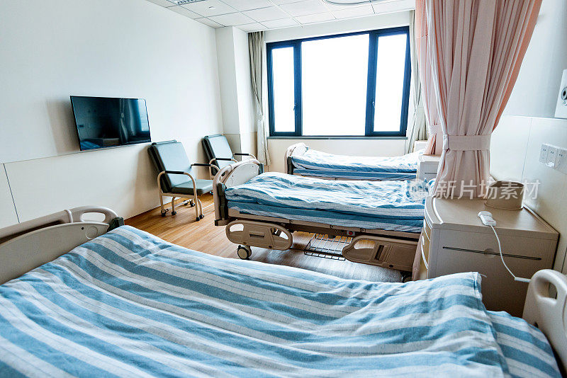 有床和扶手椅的医院病房