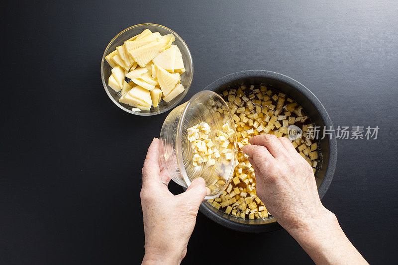 日式家常菜，竹笋饭(米饭煮熟)。在日语中，它叫竹野果。