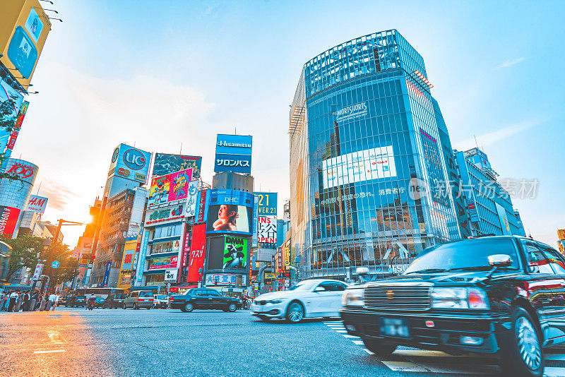 在未来的日本城市景观中，东京的霓虹灯夜照亮了拥挤的交通