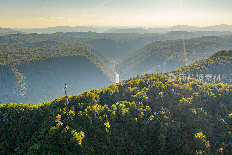 鸟瞰图森林覆盖的山脉在日出，Dolenjska，斯洛文尼亚