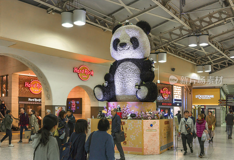 大熊猫玩偶前的硬石咖啡厅东京上野站。