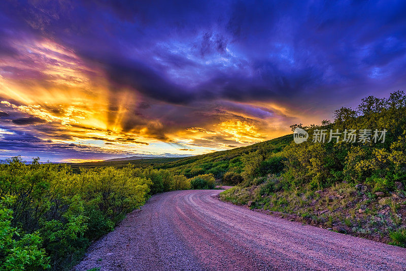 乡村道路上的戏剧性日落