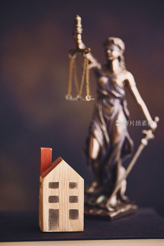 还有正义女神的小木屋。房地产法律和房屋所有权