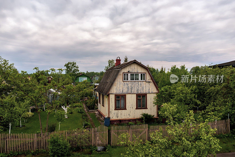 农村的房子。典型的俄罗斯别墅景观。