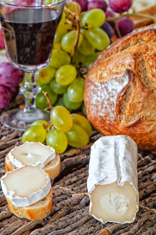 法式开胃菜，配乳酪、葡萄酒、面包和葡萄