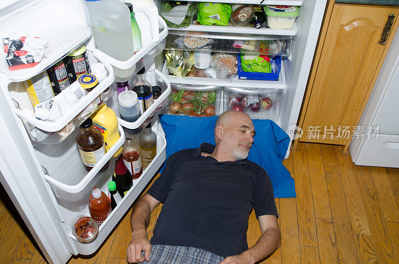 在冰箱里睡觉的男人