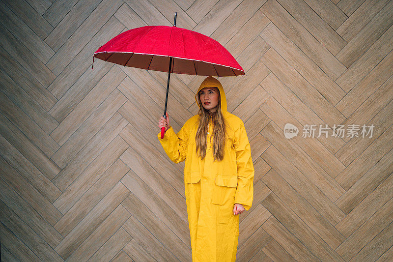 雨中的女人拿着一把红伞