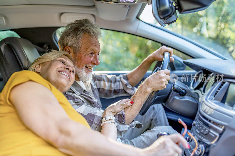 快乐的老年夫妇准备驾驶一辆车的旅程-概念快乐活跃的老年生活方式与男人和女人享受他们最好的年华