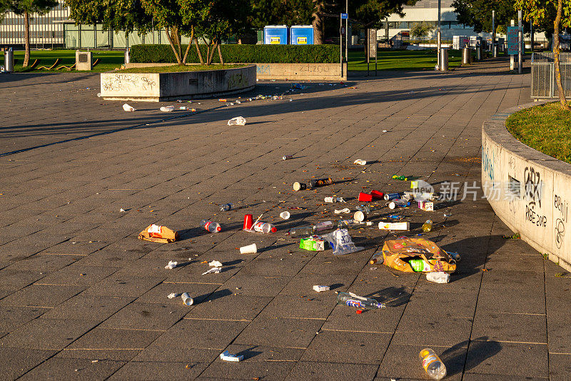 从周六晚上到周日早上，在公园和公共集会点留下的聚会遗物和垃圾。乱扔垃圾。