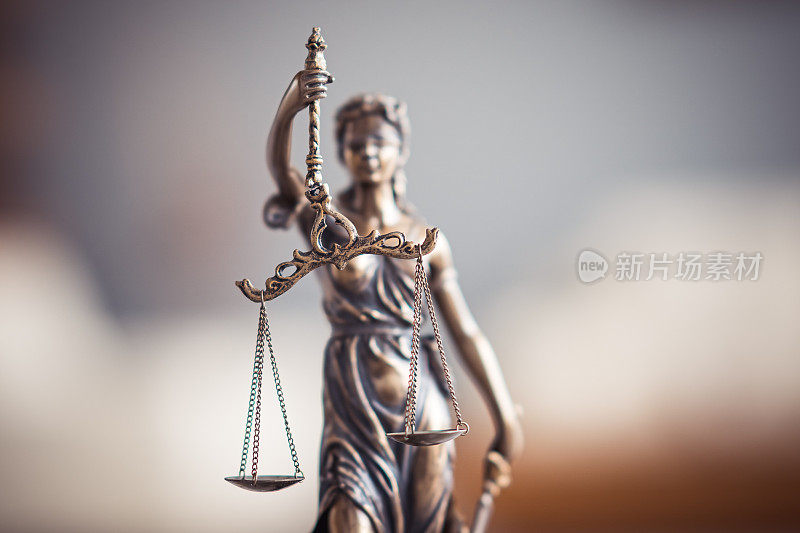 近距离的正义与天平在律师事务所。法律、法律咨询和司法理念