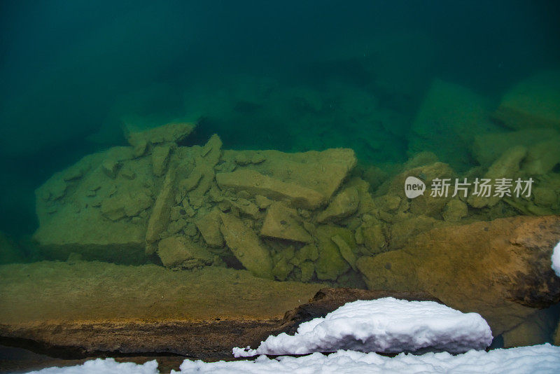 翡翠湖-水下的石头