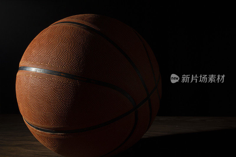 黑色背景中的篮球。