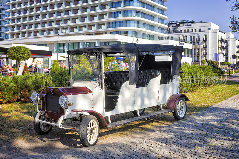 在波兰度假-复古风格的旅游出租车在温泉浴镇斯威乌西