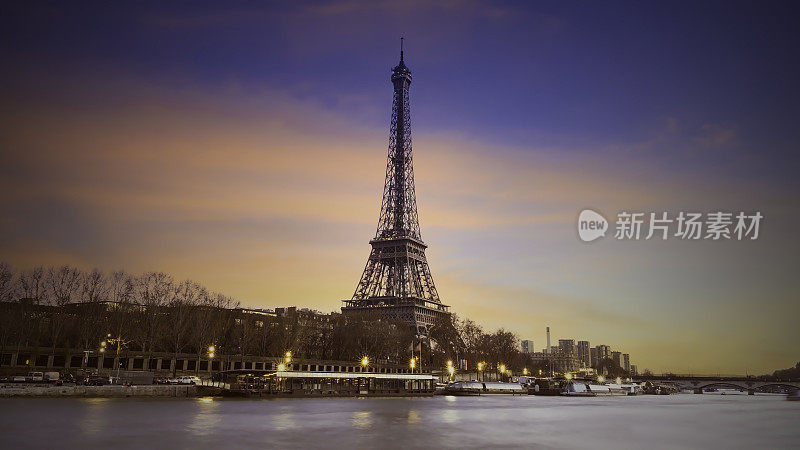法国巴黎的埃菲尔铁塔和暮色下的塞纳河全景