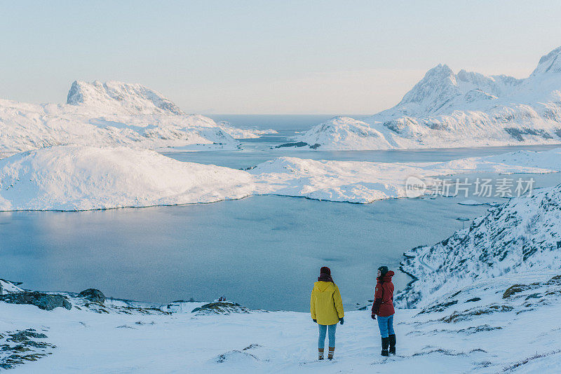 两个女人在罗弗敦岛的雪山中行走