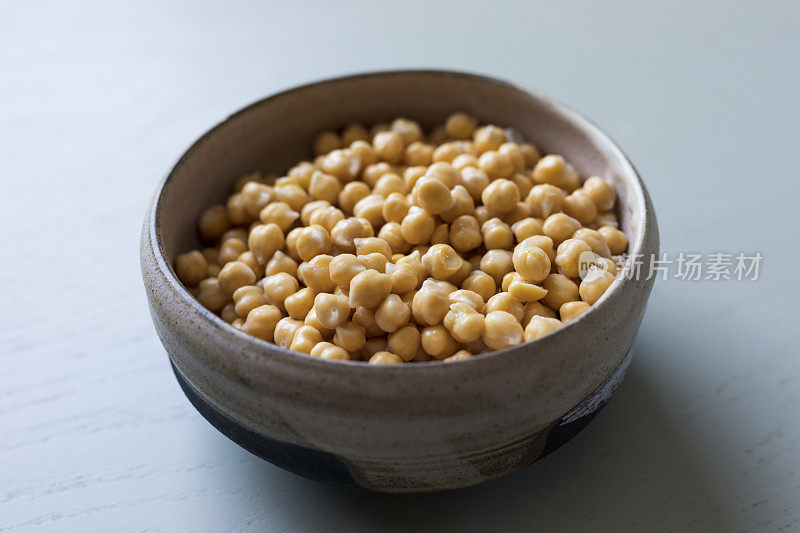 在碗里煮鹰嘴豆，特写