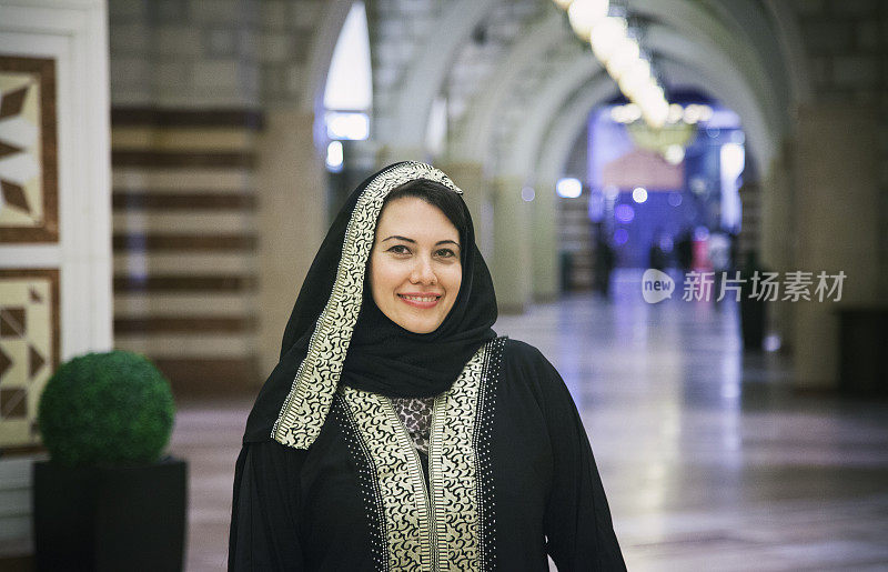 美丽的中东女人在迪拜的购物中心