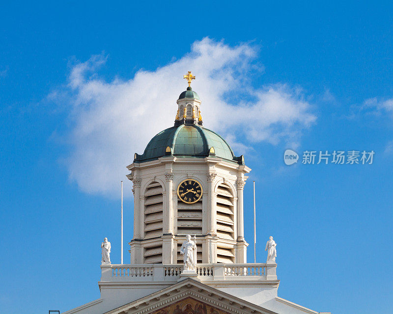 位于布鲁塞尔库登堡河畔的圣雅克圆屋顶