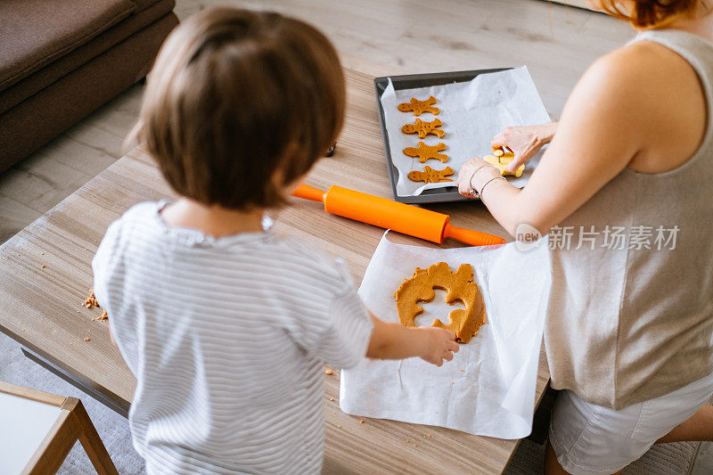 妈妈教小男孩如何做姜饼