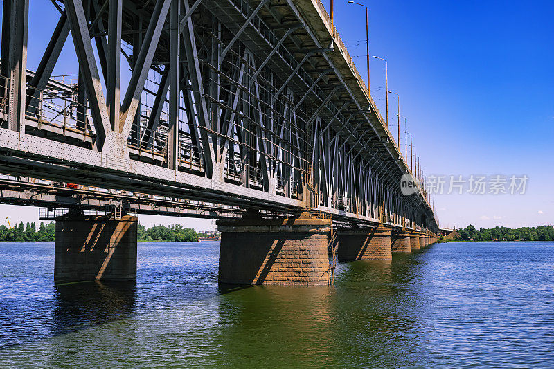 第聂伯河上强大的阿穆尔河大桥(乌克兰)
