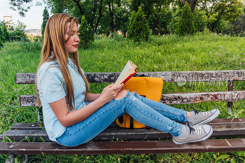 一个女人在公园里看书