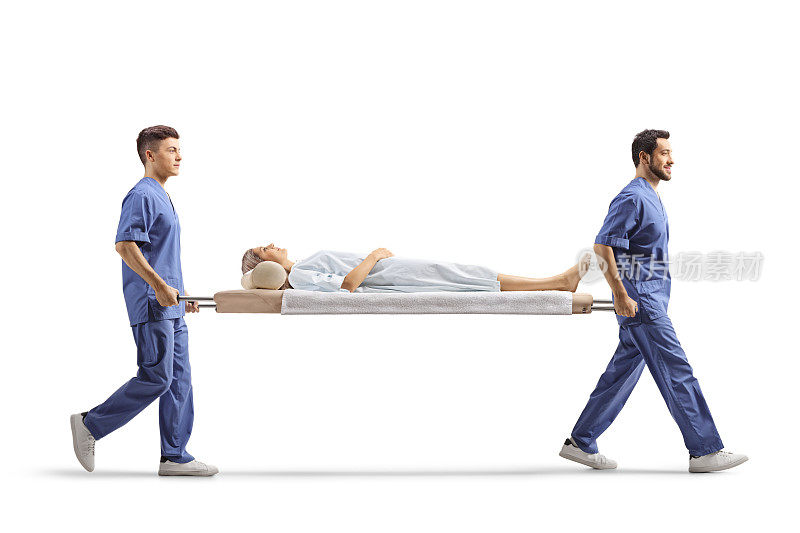 医护人员在白色背景上孤立的担架上抬着一名女性病人的全长侧面照片