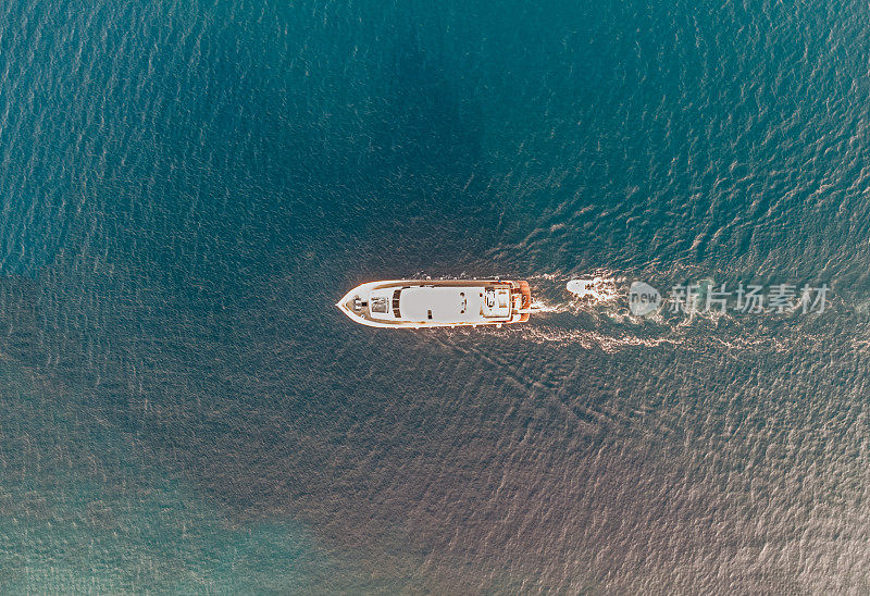 一艘豪华船在海上航行的鸟瞰图