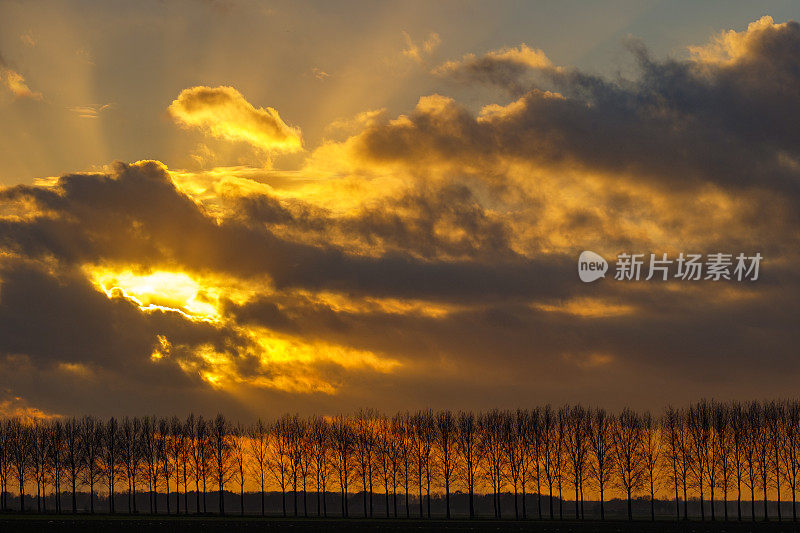 五彩缤纷的秋天日落与阳光背后的云