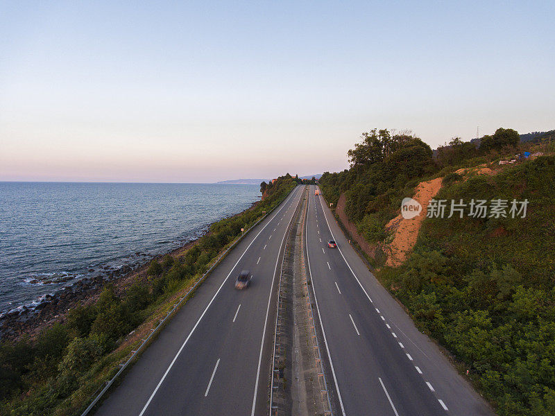 鸟瞰黑海海岸公路在一个晴朗的日子。