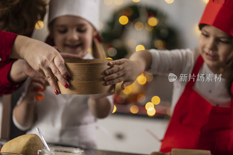 一起筛面粉做姜饼