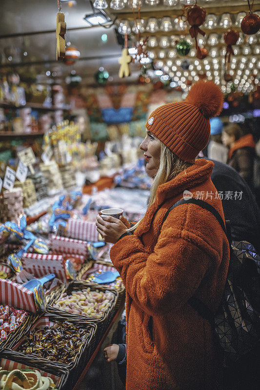 年轻女子在圣诞市场购物