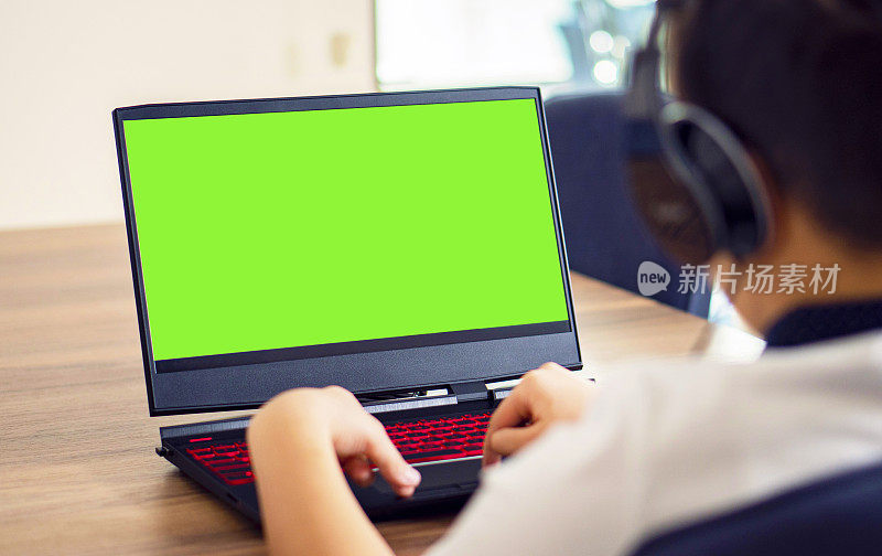 在笔记本电脑上按休闲活动键，色度键。笔记本电脑绿色屏幕，发挥你的创意，把你想要的东西放在这个屏幕上
