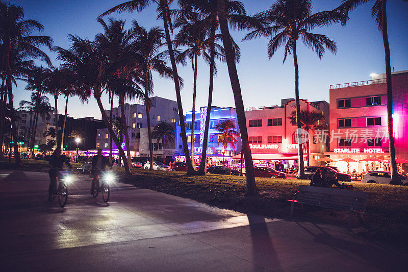 黄昏的迈阿密海滩漫步