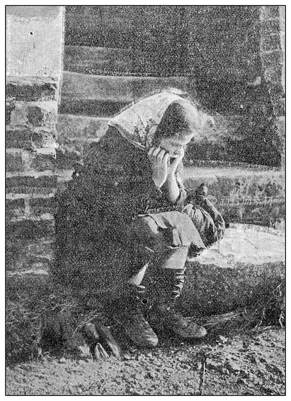 古董点印黑白照片:愤怒或悲伤的女孩