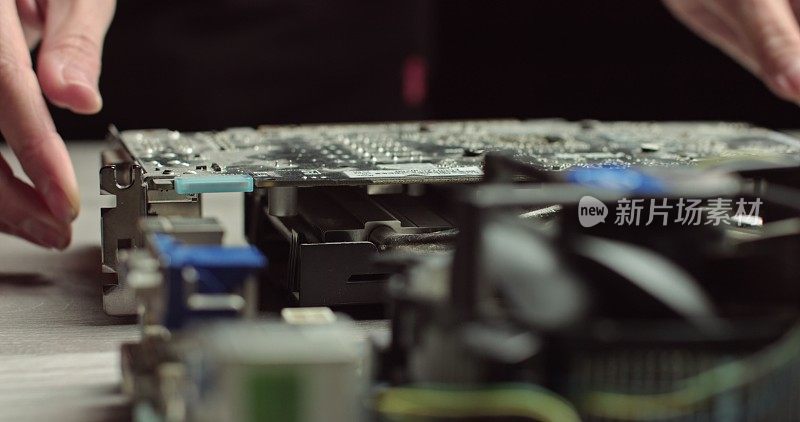 黑色泡沫上的VGA卡或视频图形阵列细节的卡车拍摄，在一个用于加密货币的露天采矿钻机上的计算机组装GPU的主要组件