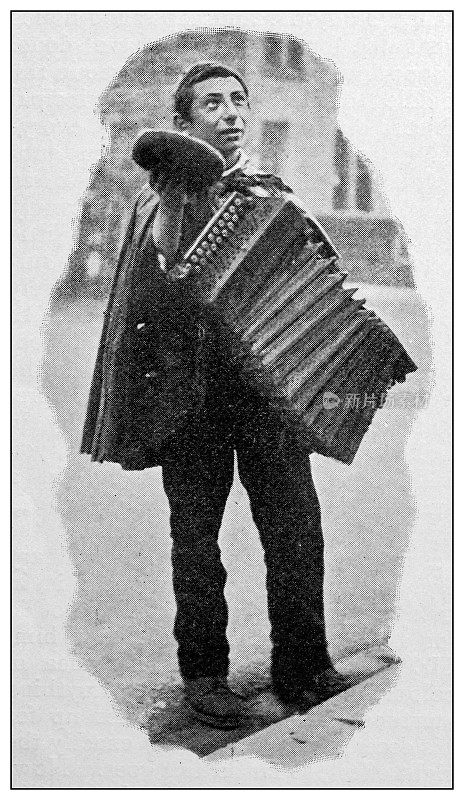 古董点印刷黑白照片:街头音乐家