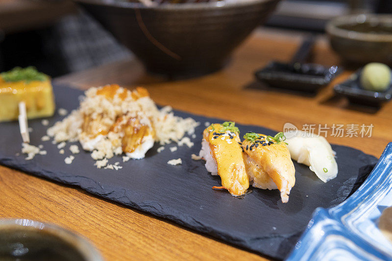 日本寿司和玉厨烧在餐厅的特写