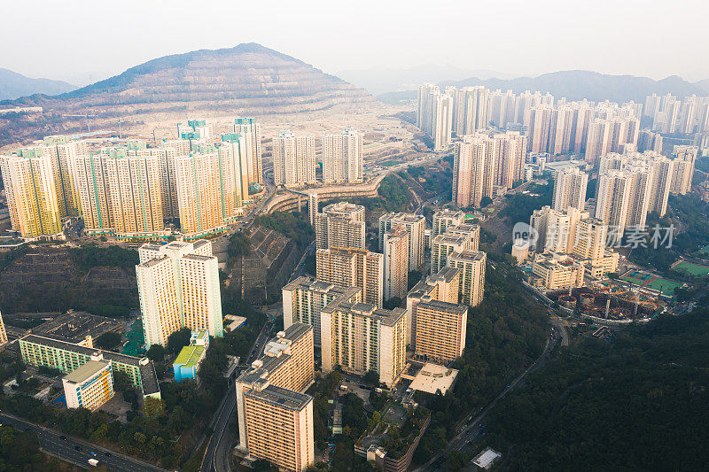 无人机在雾天拍摄的城市建筑