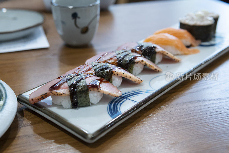 日本手握寿司在餐厅的特写