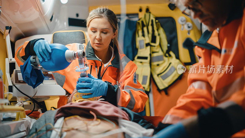 紧急医疗护理队在送往医院的途中为受伤的病人提供医疗帮助。紧急护理助手使用除颤器和通气面罩在救护车上使男子恢复生命。