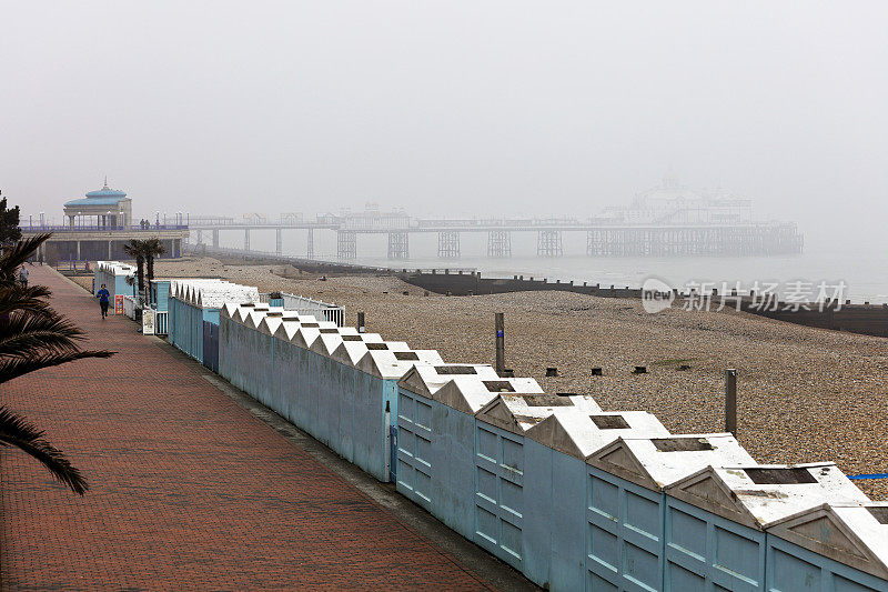 雾天的伊斯特本码头