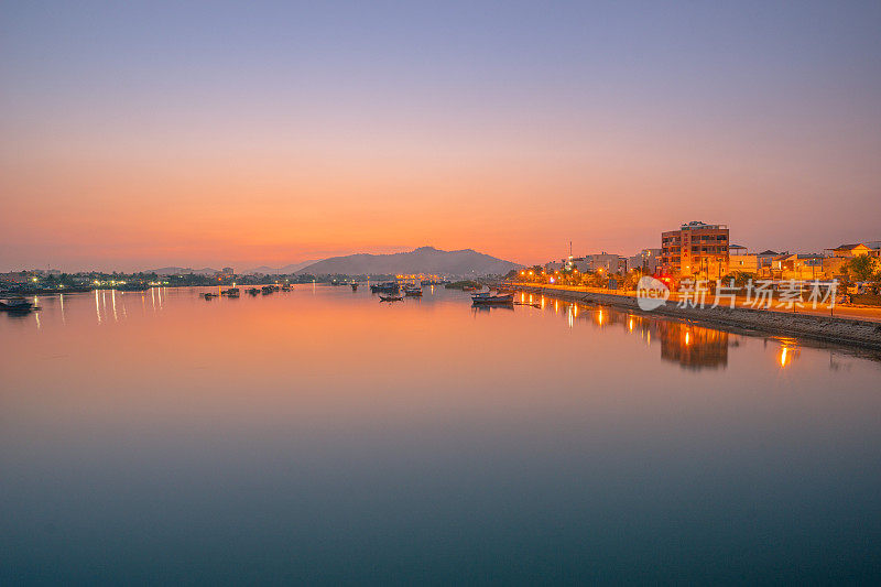 芽庄河的日出