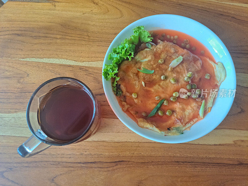 福永海——由鸡蛋、蔬菜和糖醋汁制成。用杯子盛茶。食物和饮料菜单。