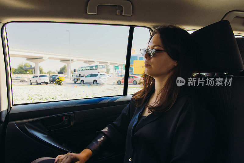 女企业家在迪拜市乘坐出租车