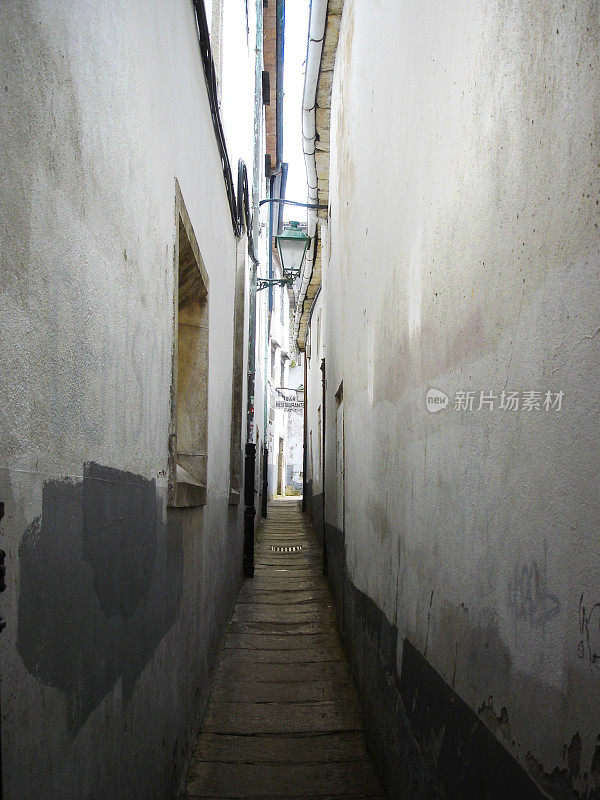 西班牙加利西亚圣地亚哥德孔波斯特拉的狭窄小巷