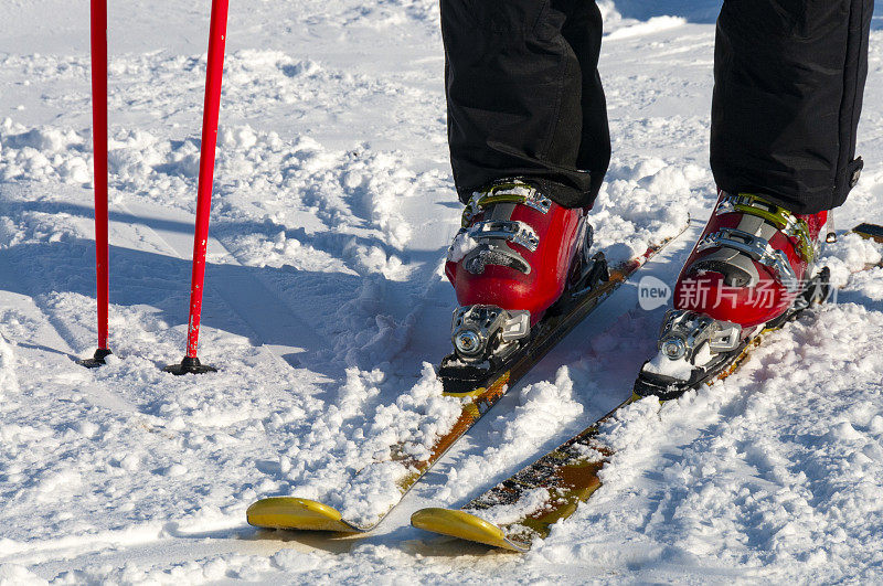 滑雪板和靴子